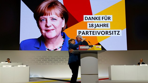 Angela Merkelov v objet s premirem Hesenska Volkerem Bouffierem
