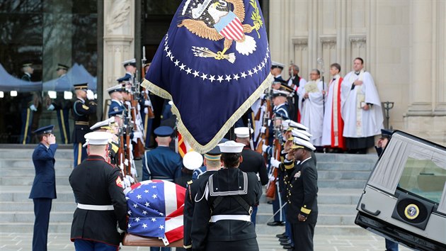 Krtkou pietn ceremoni ped budovou Kapitolu ve Washingtonu zaalo posledn rozlouen s nkdejm prezidentem Georgem Bushem starm. (5. prosince 2018)