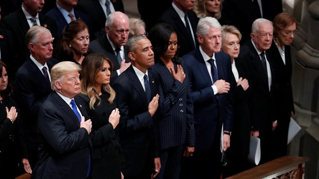 Prezidentsk ada na poslednm rozlouen s Georgem Bushem. Vlevo souasn prezident Donald Trump s manelkou, vedle nich Barack Obama s manelkou, exprezident Bill Clinton a jeho ena Hillary, kter na prezidenta kandidovala, a vpravo 39. prezident USA Jimmy Carter. (5. prosince 2018)