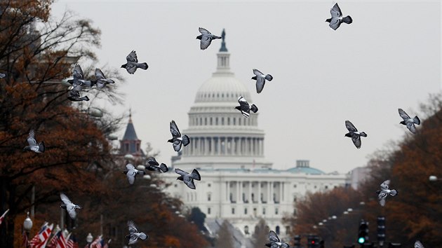 Krtkou pietn ceremoni ped budovou Kapitolu ve Washingtonu zaalo posledn rozlouen s nkdejm prezidentem Georgem Bushem starm. (5. prosince 2018)
