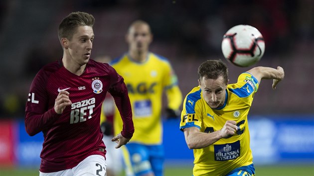 Tomáš Wiesner ze Sparty (vlevo) a Alois Hyčka z Teplic ve sprinterském souboji o míč.