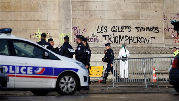 Policist u pokozenho Vtznho oblouku v Pai.