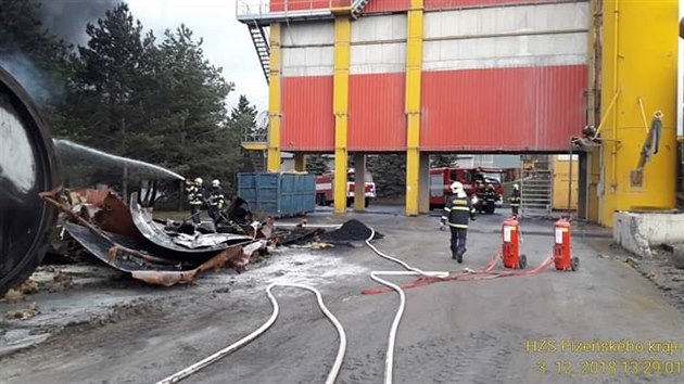 Hasii likvidovali por star ndre se zbytky asfaltov smsi v Letkov. (3. 12.2018)