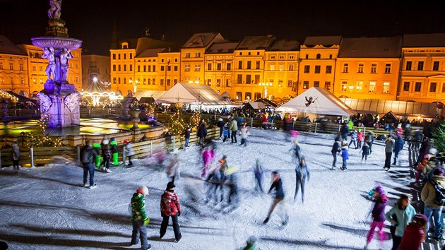 V sobotu se na hlavnm eskobudjovickm nmst rozsvtil vnon strom. Pokrauj tam adventn trhy.