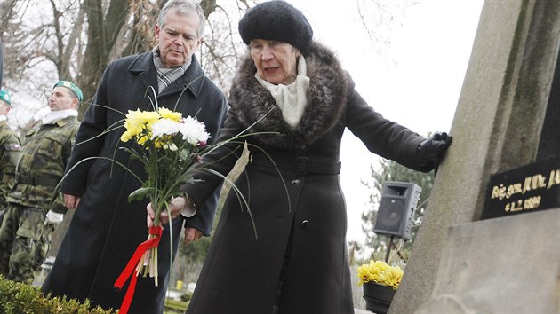 Nete generla Malce Alena Rochov uchovv jako pamtku na milovanho strce zpis v pamtnku. Jedna z armdnch piek prvn poloviny 20. stolet se teprve nyn, skoro edest let po smrti, dokala nhrobn desky.