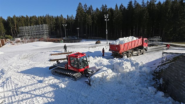 Ve Vysoina Aren zaala pprava trat pro biatlonov Svtov pohr. Zatm z parkovit a od tvrtka i z obho zsobnku je na n teba navzt celkem 1400 pln naloench tatrovek snhu.