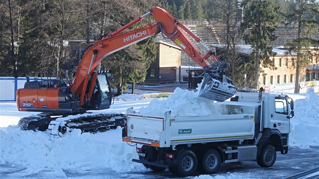 Ve Vysoina Aren zaala pprava trat pro biatlonov Svtov pohr. Zatm z parkovit a od tvrtka i z obho zsobnku je na n teba navzt celkem 1400 pln naloench tatrovek snhu.