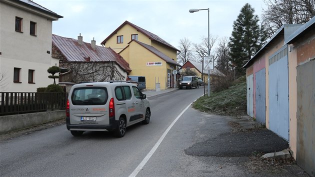 Po obou stranch ulice Dlouh stezka se od rekonstrukce Brnnskho mostu ned zaparkovat.