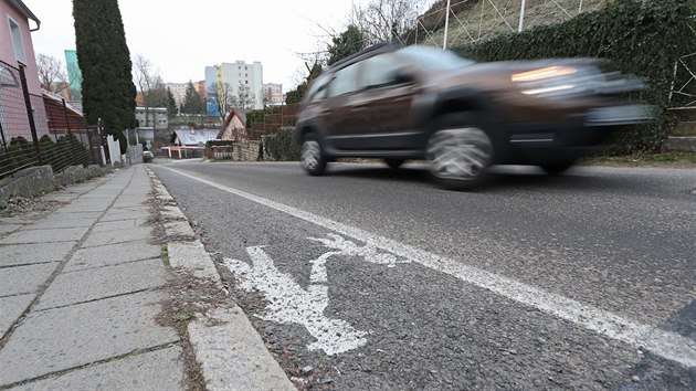 Po obou stranch ulice Dlouh stezka se od rekonstrukce Brnnskho mostu ned zaparkovat.