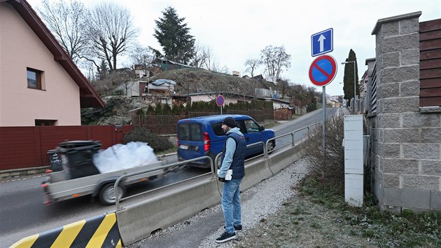 Po obou stranch ulice Dlouh stezka se od rekonstrukce Brnnskho mostu ned zaparkovat.