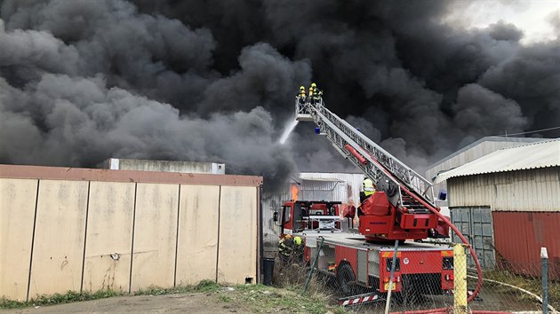 Na hranici prask Psnice a Kunratic ho hala. Na msto vyjelo nkolik jednotek hasi (4.12.2018)