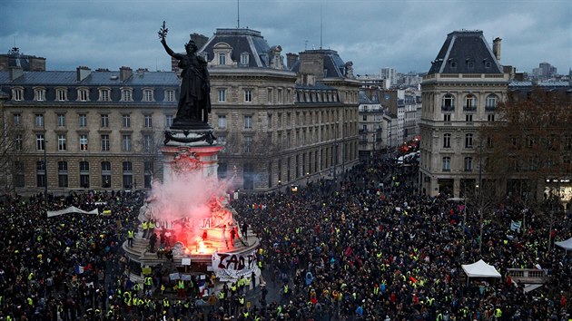 Pznivci hnut lutch vest po cel Francii znovu vyli do ulic, pi protestech v Pai zapalovali vci a rabovali. (8. prosince 2018)