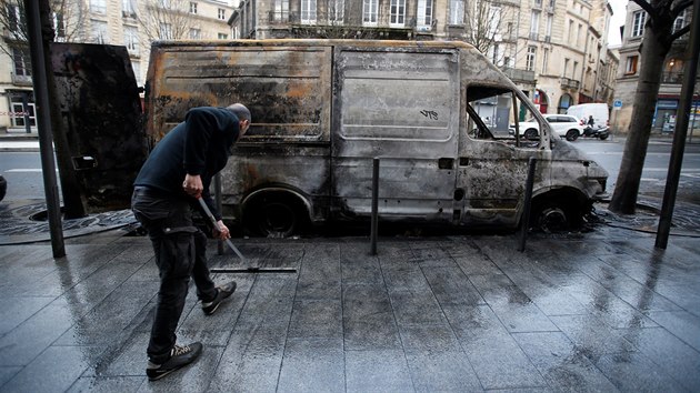 Pznivci hnut lutch vest po cel Francii znovu vyli do ulic, pi protestech v Bordeaux zapalovali vci a rabovali. (8. prosince 2018)