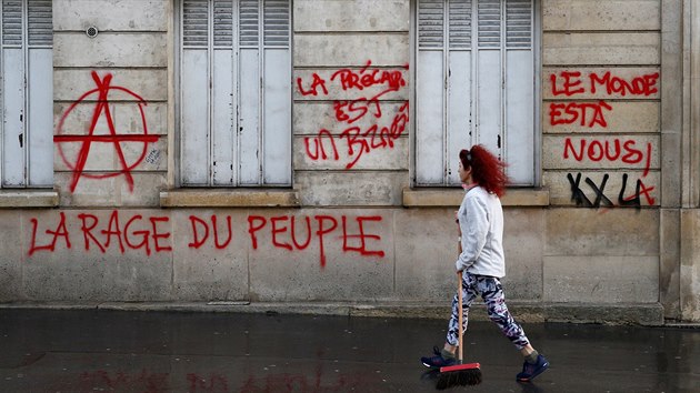 Pznivci hnut lutch vest po cel Francii znovu vyli do ulic, pi protestech v Pai zapalovali vci a rabovali. (9. prosince 2018)