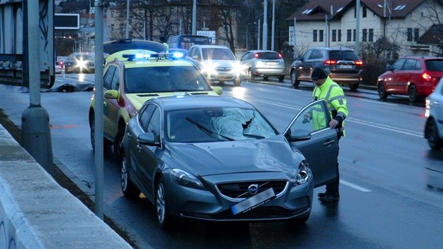 Chodkyn nepeila stet s autem na silnici v Branku. (4.12.2018)