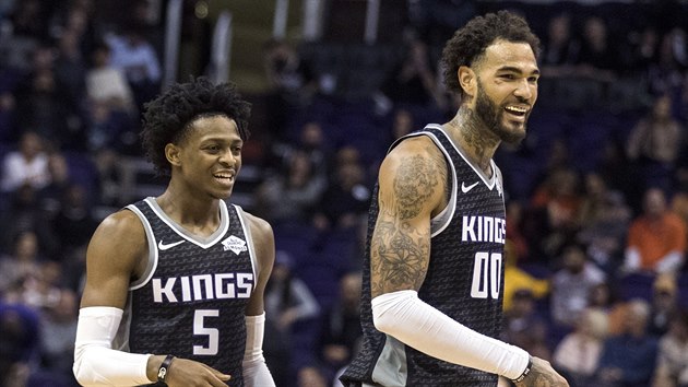 De'Aaron Fox (5) a Willie Cauley-Stein (00) jsou spokojen s vkonem Sacramenta proti Phoenixu.