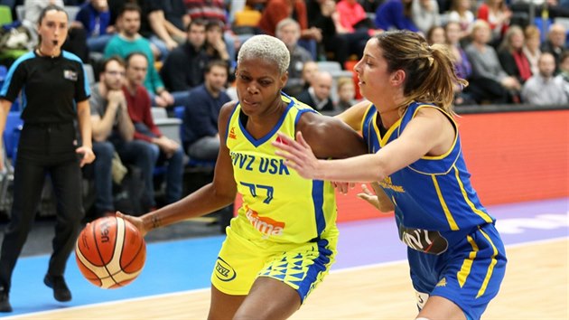 Valriane Ayayiov (vlevo) z USK Praha to na ko Castors Braine.