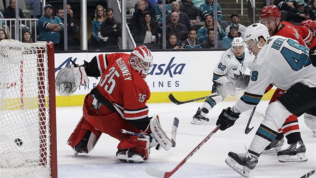 Tom Hertl (48) ze San Jose pekonv glmana Curtise McElhinneyho z Caroliny.