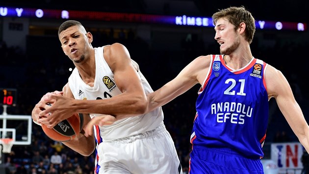 Edy Tavares (vlevo) z Realu Madrid svr m po souboji s Tiborem Pleissem z Anadolu Efes Istanbul.