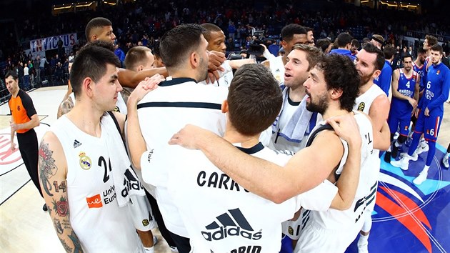 Basketbalist Realu Madrid slav vtzn obrat proti Anadolu Efes Istanbul.