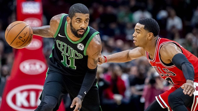 Kyrie Irving (vlevo) z Bostonu hled cestu kolem Shaquilla Harrisona z Chicaga.