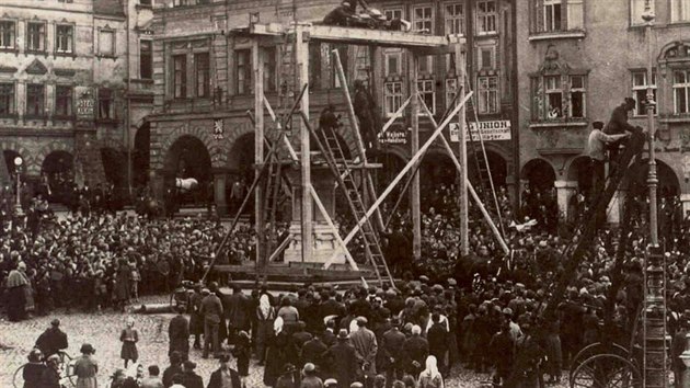 Symbolem monarchie byla v Trutnov socha Josefa II. ei ji odstranili v roce...