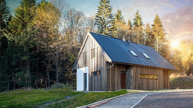 Na okraji Janskch Lzn rostou nzkoenergetick dvojdomky. Dohromady v nich bude 18 apartmn.