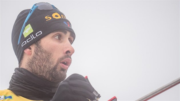 Francouzsk biatlonista Martin Fourcade pi nstelu v mlze ped vytrvalostnm zvodem ve slovinsk Pokljuce.