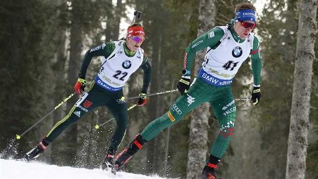 Italsk biatlonista Lukas Hofer (vpravo) na trati vytrvalostnho zvodu ve slovinsk Pokljuce, za nm pd Nmec Benedikt Doll.