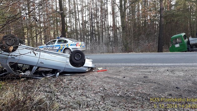 idi osobnho vozidla narazil na Domalicku do multikry. Auto se pevrtilo na stechu, multikra skonila mimo silnici.