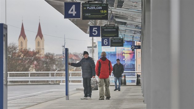 Nov autobusov terminl u hlavnho vlakovho ndra v Plzni zane fungovat v nedli, kdy se mn jzdn d. (7. 12. 2018)