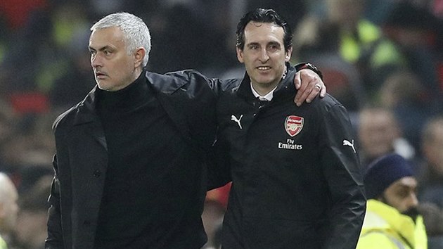 Ptelsk objet. Treni Jos Mourinho (vlevo) a Unai Emery po utkn mezi Manchesterem United a Arsenalem (2:2).