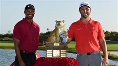 Jon Rahm (vpravo) - vítěz turnaje Hero World Challenge na Bahamách pózuje s... Jon Rahm (vpravo) - vítěz turnaje Hero World Challenge na Bahamách pózuje s...