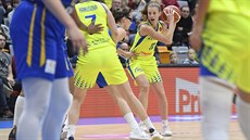 ZVVZ USK Praha - Castors Braine. S míem se snaí domácí Kateina Elhotová.