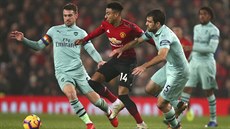 Jesse Lingard z Manchesteru United mezi dvojicí Aaron Ramsey a Sokratis...