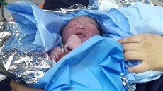 Záchranáři to kvůli ledovce nestihli do porodnice, v jejich sanitce přišla na... Záchranáři to kvůli ledovce nestihli do porodnice, v jejich sanitce přišla na...