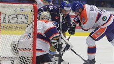 Navrátilec z NHL Tomáš Plekanec (v modrém) v dresu Kladna zatápí obraně... Navrátilec z NHL Tomáš Plekanec (v modrém) v dresu Kladna zatápí obraně...