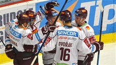 Hokejisté Sparty se radují z branky do sítě Karlových varů. Hokejisté Sparty se radují z branky do sítě Karlových varů.