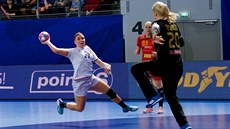 Česká házenkářka Petra Adámková (v bílém) se snaží překonat rumunskou brankářku... Česká házenkářka Petra Adámková (v bílém) se snaží překonat rumunskou brankářku...