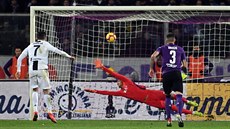 Cristiano Ronaldo z Juventusu (vlevo) proměňuje pokutový kop v utkání proti... Cristiano Ronaldo z Juventusu (vlevo) proměňuje pokutový kop v utkání proti...