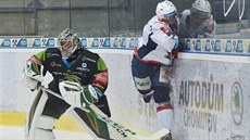 Karlovarský brankář Filip Novotný (vlevo) se vydal k mantinelu zpacifikovat... Karlovarský brankář Filip Novotný (vlevo) se vydal k mantinelu zpacifikovat...