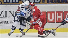 Miroslav Preisinger z Plzně (vlevo) a Ethan Werk z Třince svádějí souboj. Miroslav Preisinger z Plzně (vlevo) a Ethan Werk z Třince svádějí souboj.