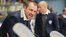Plzeňský trenér Ladislav Čihák burcuje své svěřence v utkání s Třincem. Plzeňský trenér Ladislav Čihák burcuje své svěřence v utkání s Třincem.