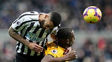 Jamaal Lascelles z Newcastlu (vlevo) a Willy Boly z Wolverhamptonu v...