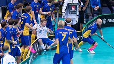 Fin Joonas Pylsy je naražen na hrazení během finálového zápasu mistrovství... Fin Joonas Pylsy je naražen na hrazení během finálového zápasu mistrovství...