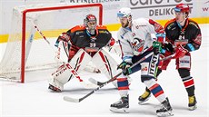 Momentka z extraligového zápasu mezi Pardubicemi a Hradcem Králové (v černém). Momentka z extraligového zápasu mezi Pardubicemi a Hradcem Králové (v černém).