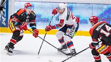 Momentka z extraligového zápasu mezi Pardubicemi a Hradcem Králové (v černém). Momentka z extraligového zápasu mezi Pardubicemi a Hradcem Králové (v černém).