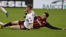 Cristian Ansaldi z FC Turín (vlevo) se snaží skluzem vypíchnout balon před... Cristian Ansaldi z FC Turín (vlevo) se snaží skluzem vypíchnout balon před...