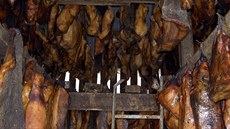 Jen pro otrlé gurmány je islandský hákarl, fermentovaný ralok.