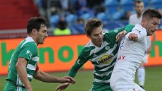 Ostravský Martin Fillo si kryje míč před Janem Vodhánělem z Bohemians. Ostravský Martin Fillo si kryje míč před Janem Vodhánělem z Bohemians.